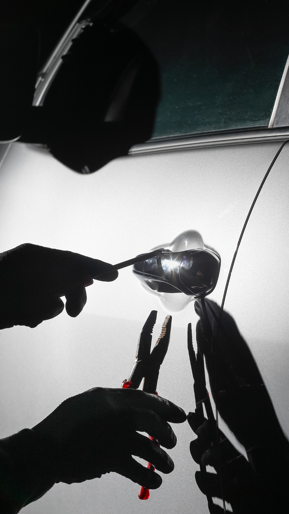un homme essayant de voler une voiture